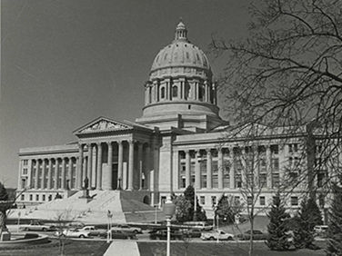 Photograph of Missouri state capitol building in Jefferson City.