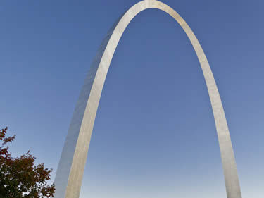 Color photograph of the Gateway Arch in St. Louis, Missouri.